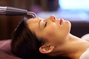 woman-having-hydradermie-facial-treatment-in-spa-idluxurymedspa